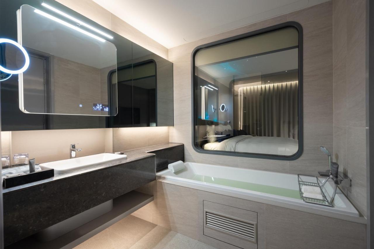 Grande Centre Point Space Pattaya Exterior foto Bathroom
