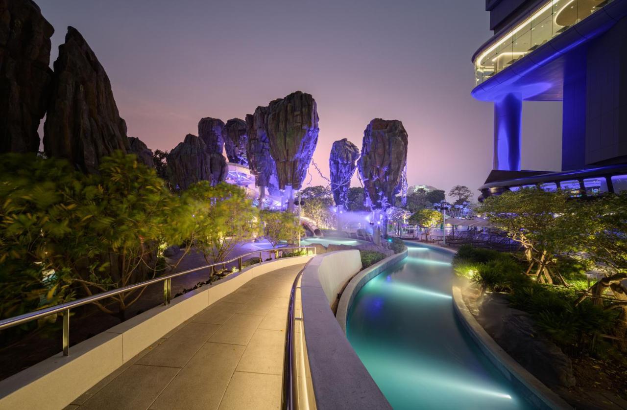 Grande Centre Point Space Pattaya Exterior foto The artificial river at Vinpearl Hotel Nha Trang
