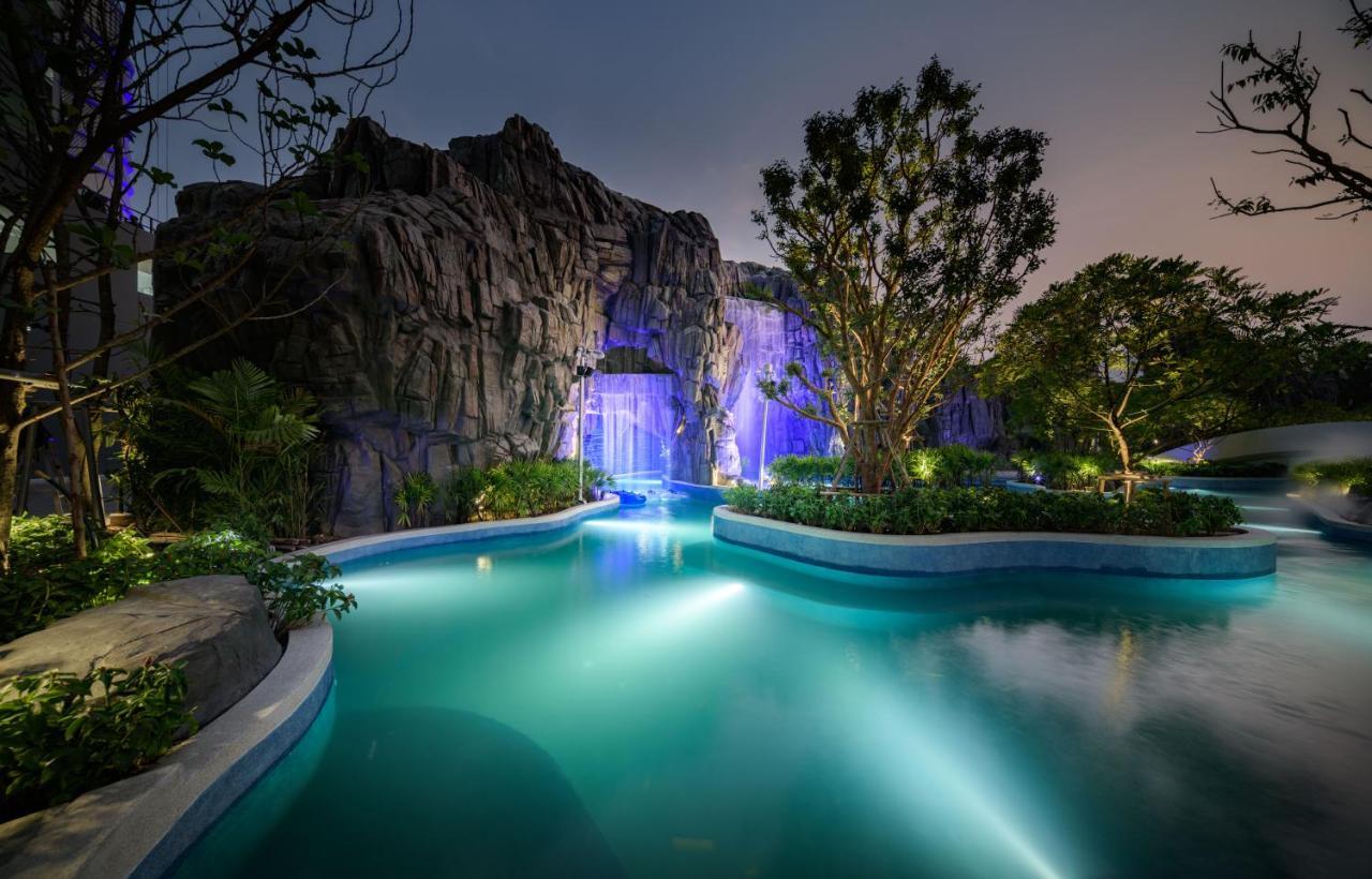 Grande Centre Point Space Pattaya Exterior foto The artificial waterfall at the resort