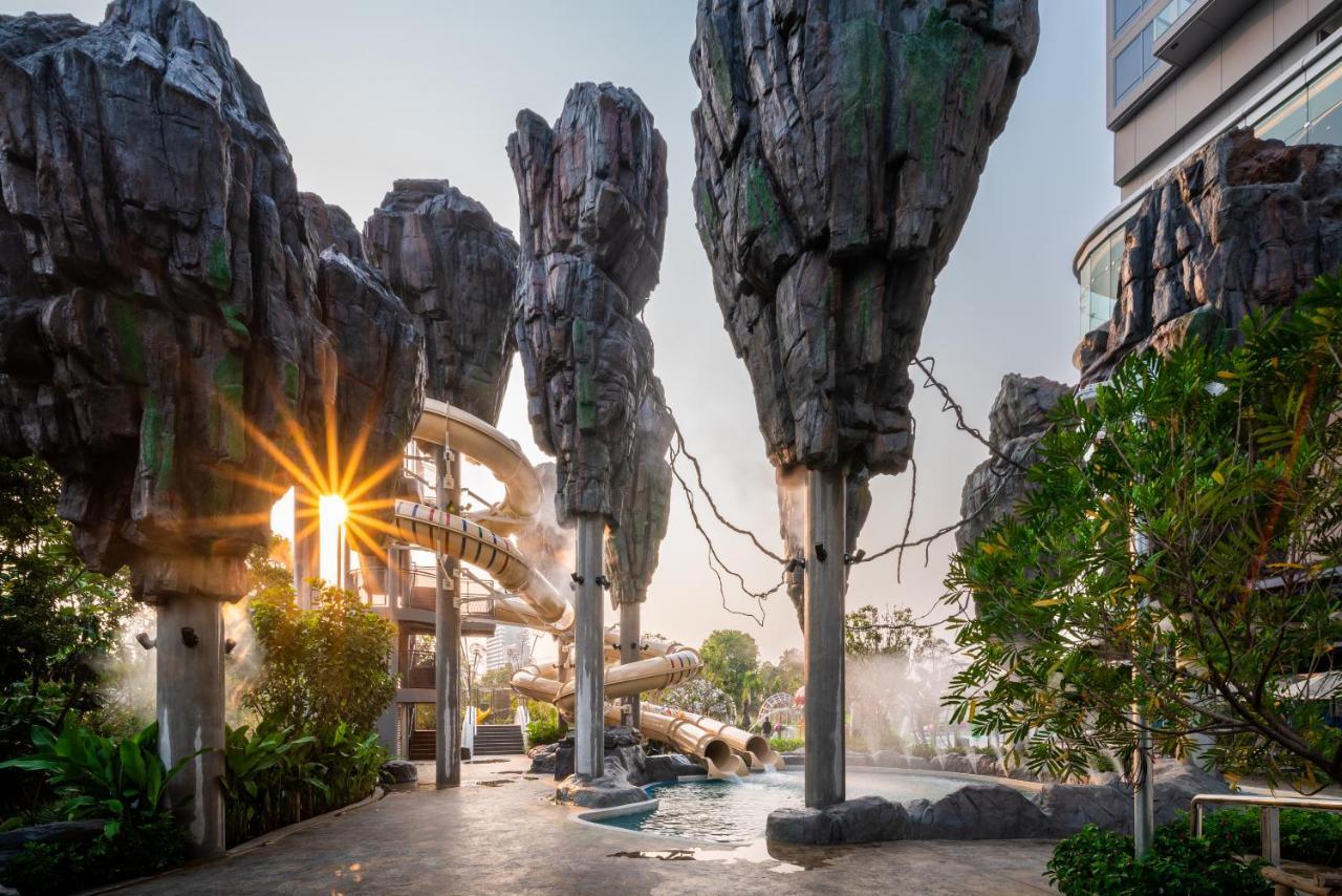 Grande Centre Point Space Pattaya Exterior foto The Rock of Ages
