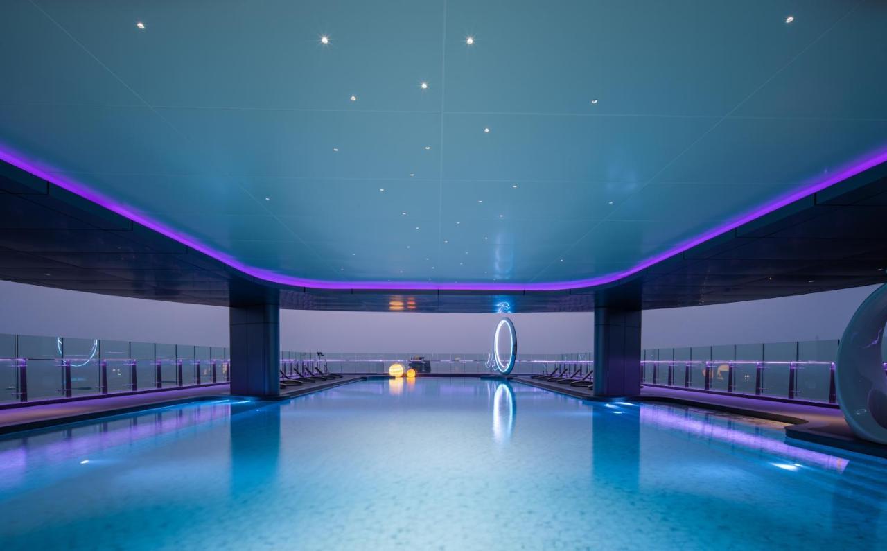 Grande Centre Point Space Pattaya Exterior foto The pool at the 101 Sky Lounge