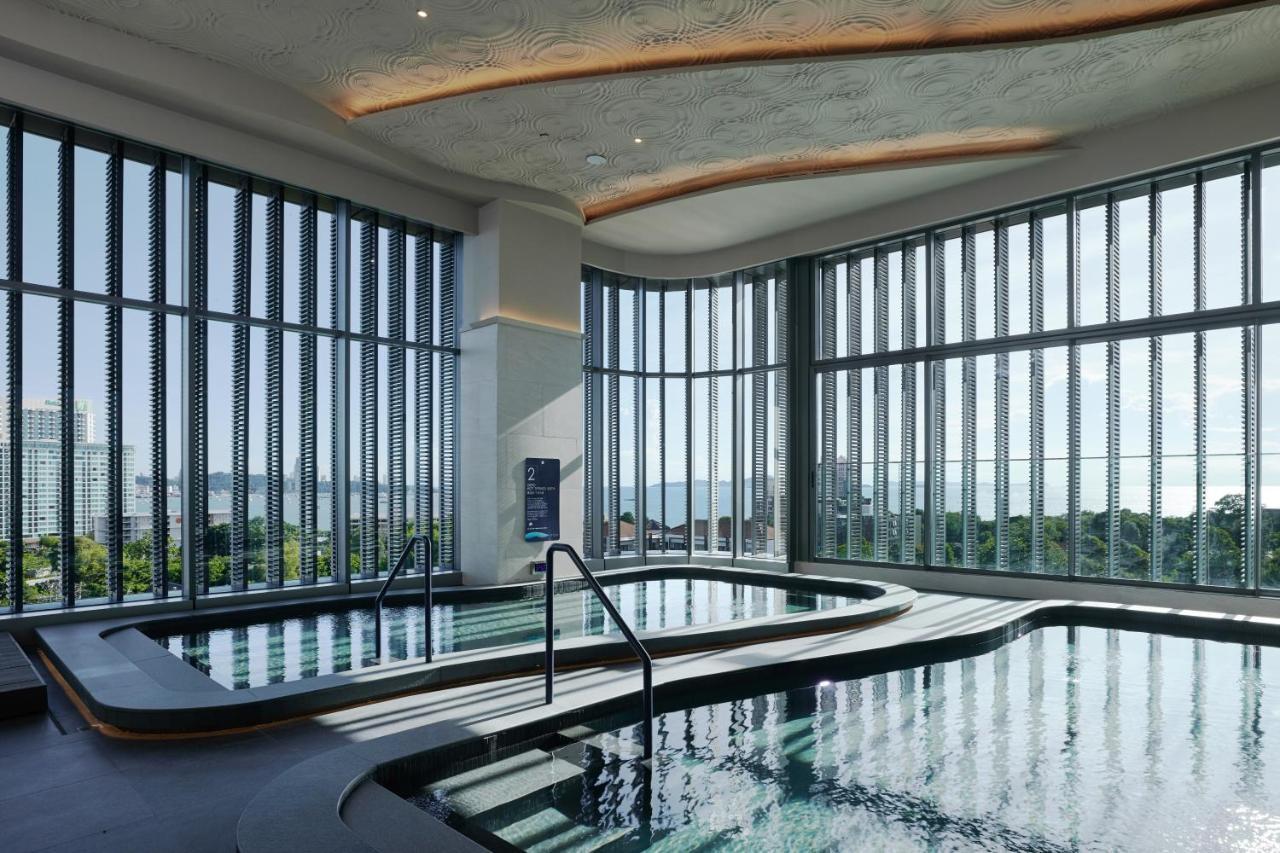 Grande Centre Point Space Pattaya Exterior foto The pool at the 360° Sky Lounge